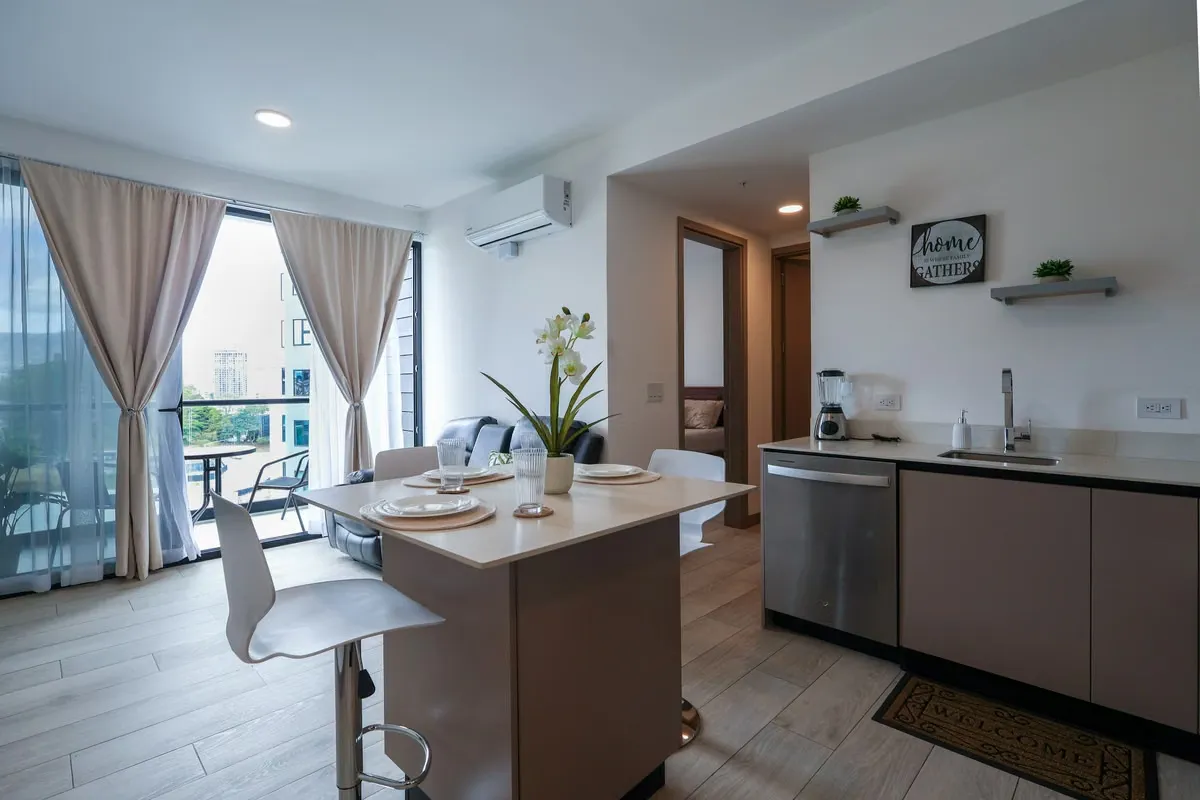 Modern Furnished Apartment for Sale – High Floor | Núcleo Sabana | Ideal for Investment