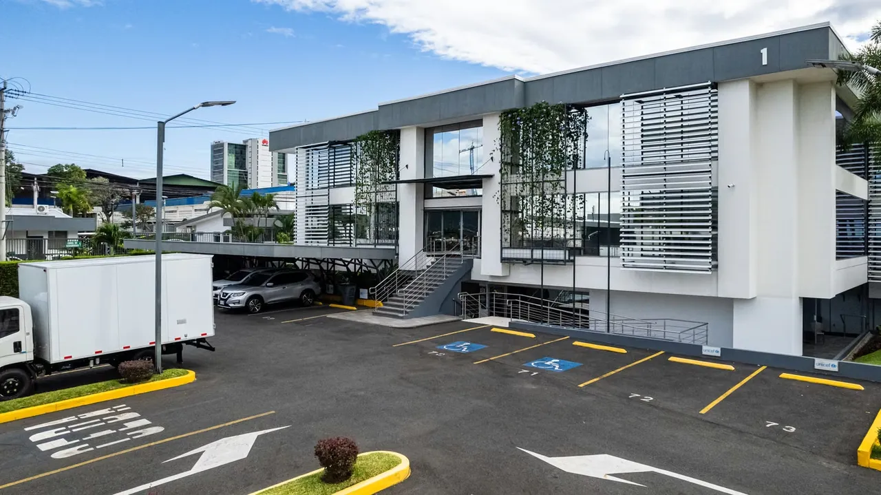 Oficentro La Virgen has a privileged location in the financial district of Pavas, which connects with Escazú, the center of San José and the Prospero Fernández motorway, providing ...