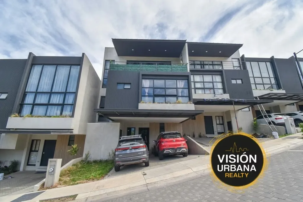 This house offers 287m² of construction on a 162m² lot, with an elegant design and premium Venetian stucco finishes. It consists of: