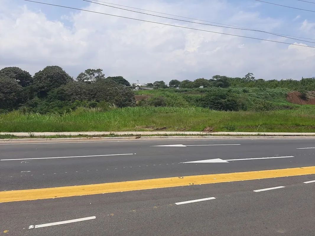 I sell strategic land entering Heredia if it comes from San Jose, next to Walmart.