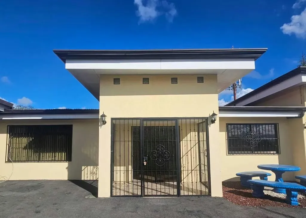 Esta hermosa casa para alquiler está ubicada en El Carmen de Cartago, rodeada de naturaleza y con fácil acceso a diferentes puntos de interés. Con un área total de 500 metros ...