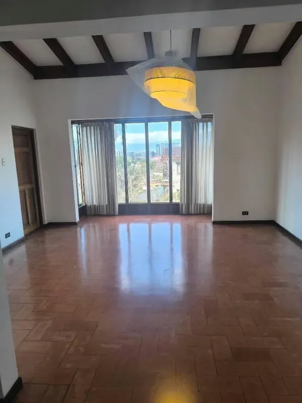 Spacious apartment for rent, approximately 180m2, strategically located in Escazú, Bello Horizonte. Close to all shops, restaurants, Walmart, schools, etc.