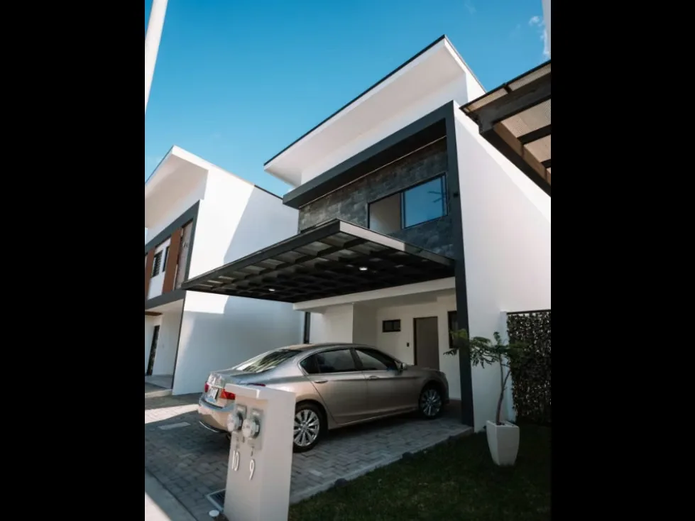 Moderna casa de 250 m² de construcción ubicada en un exclusivo condominio en Pozos de Santa Ana, una de las zonas más ...