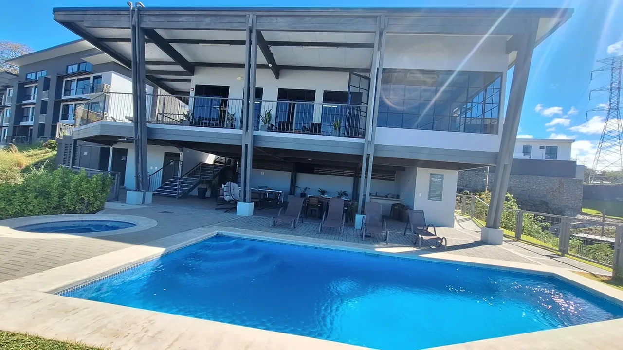 Moderno apartamento ubicado en el exclusivo Condominio Studi-One en Santa Ana, una zona estratégica con fácil acceso a comercios, restaurantes, supermercados y principales vías.