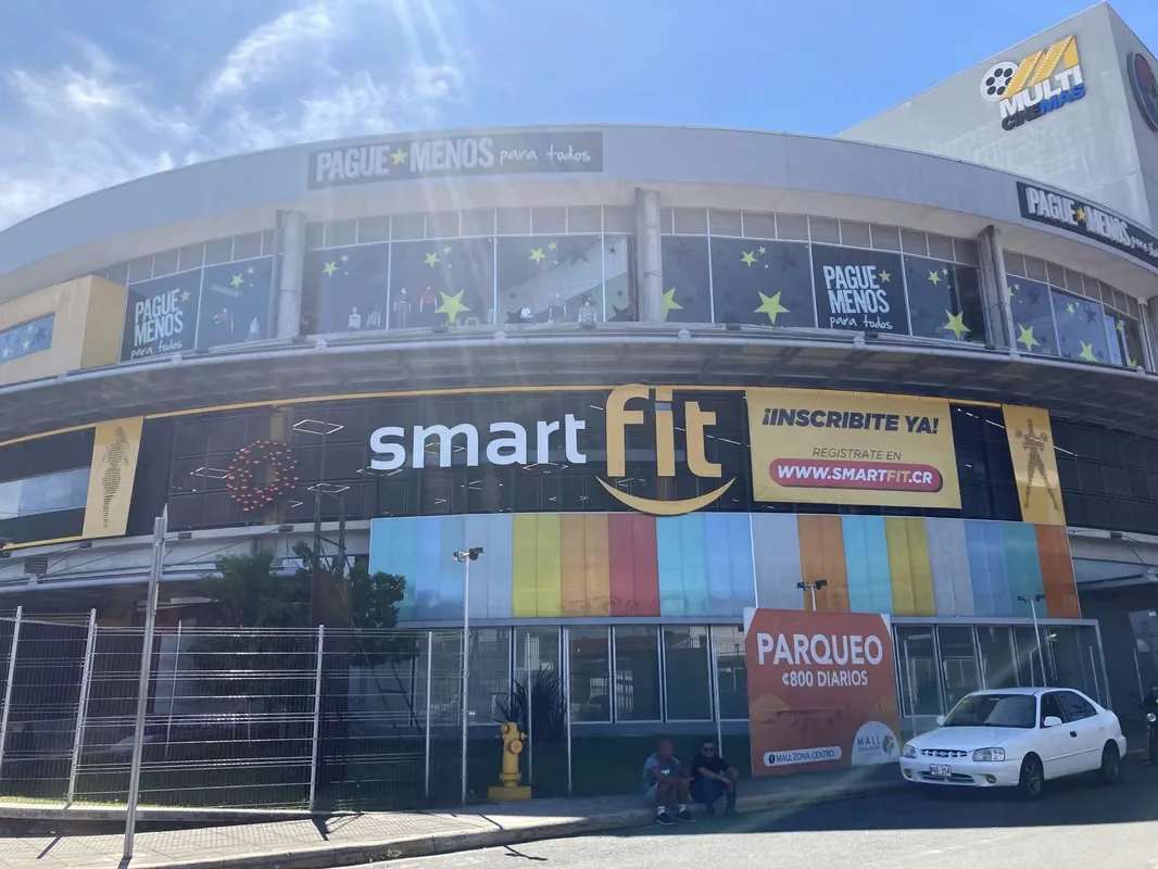 Mall Zona Centro, located in San Rafael Arriba de Desamparados. Strategic location in high-transit area of people. — photo 4