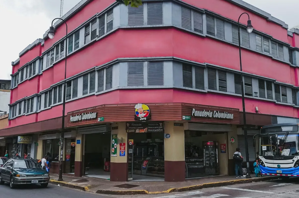 The Edifio Alvarez is intended for commercial premises located in the centre of San José, Avenida 3, Calle 1. The building has an area of 839 m ². — photo 4