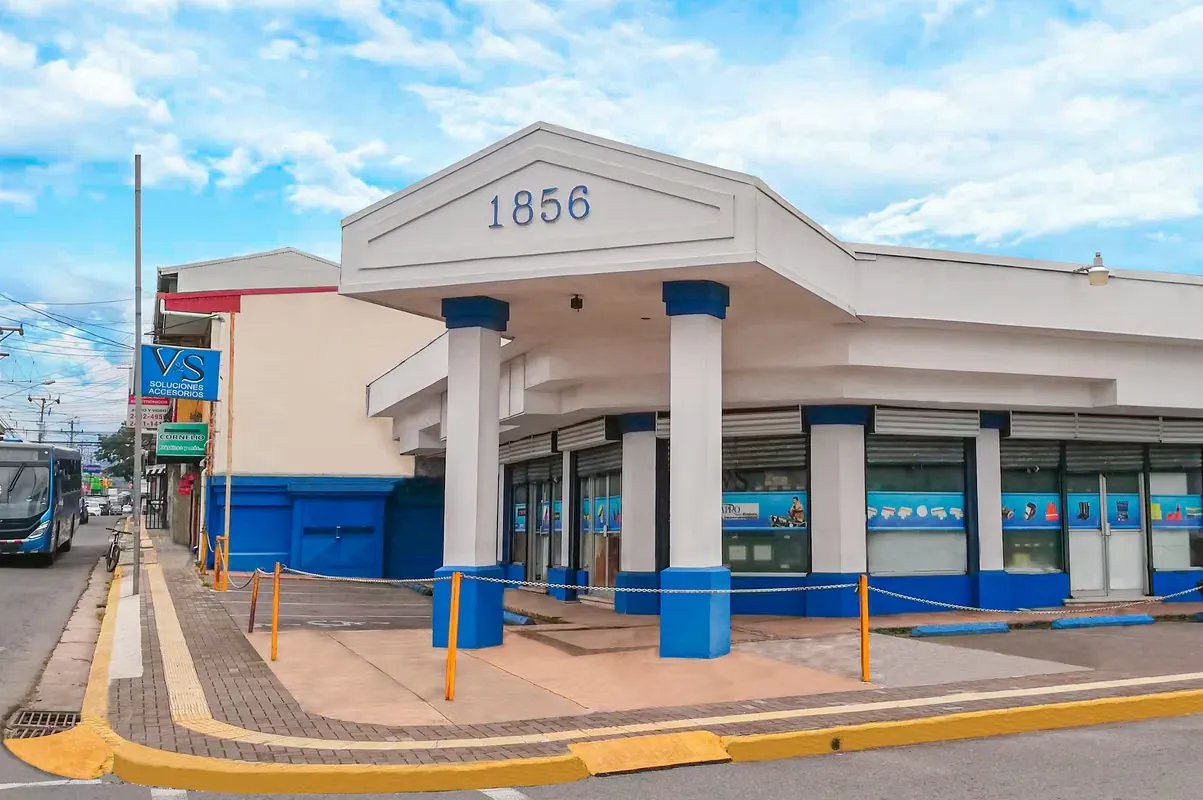 The Alajuela Shopping Centre 1856 is located in El Carmen de Alajuela in a residential-commercial development area.