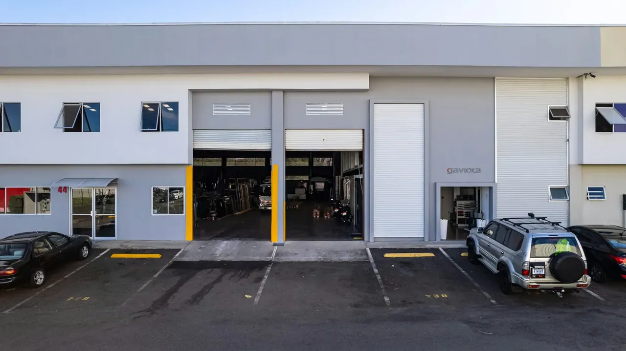 Ofivestites located in Santa Rosa, from Santo Domingo de Heredia. It is located in Zona Industrial la Valencia, a privileged location for industrial / commercial purposes. Furnace ...