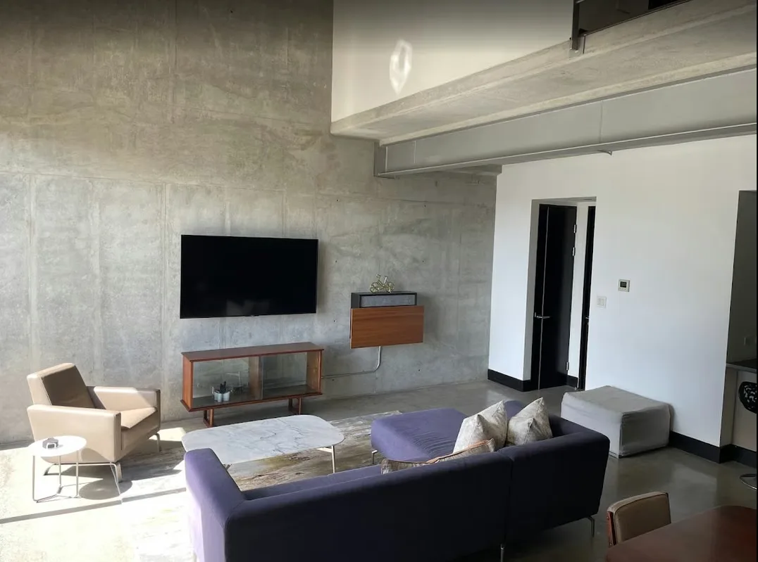 This elegant, fully furnished apartment, located in the prestigious Avenida Escazú complex, combines style, security, and a prime location.