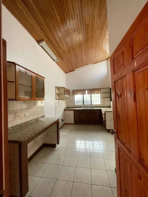MA ASESORIES sells beautiful and large one-floor house in the center of Alajuela