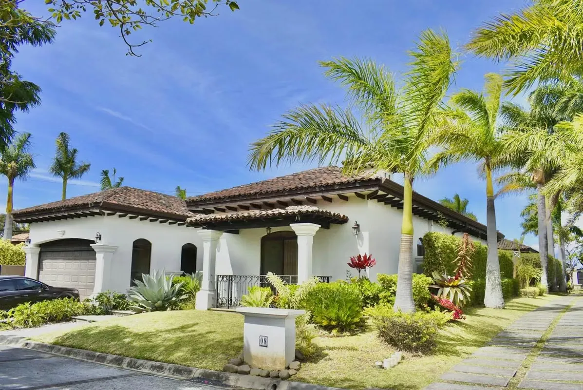 Casa de Una Planta con Piscina en Lindora, Santa Ana