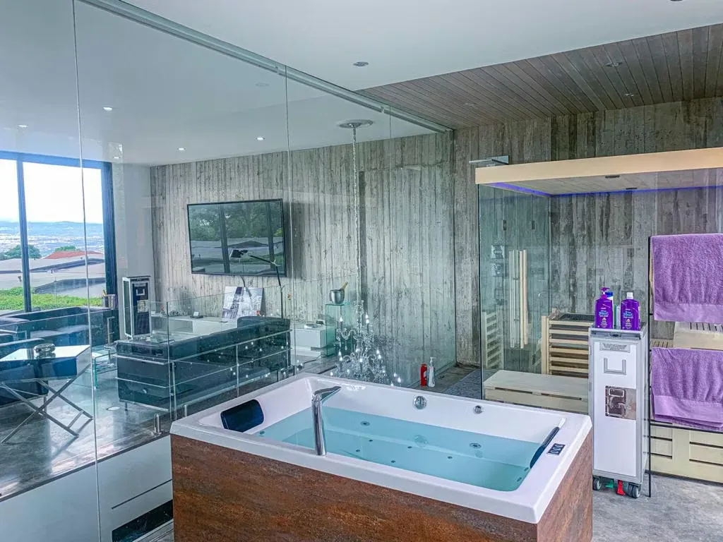 Versatile residential property located in the highlands of San Antonio, Escazú. This home is characterized by an elevation that allows for permanent panoramic ...