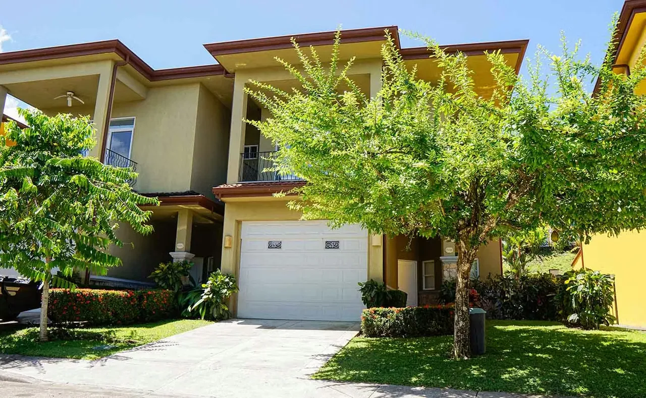 Exclusivo Townhouse Colonial en Las Lomas – A minutos de Los Sueños Marina