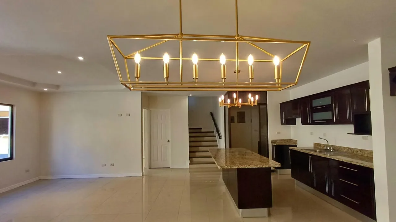 Two-Story House for Sale in La Uruca, San José — photo 2
