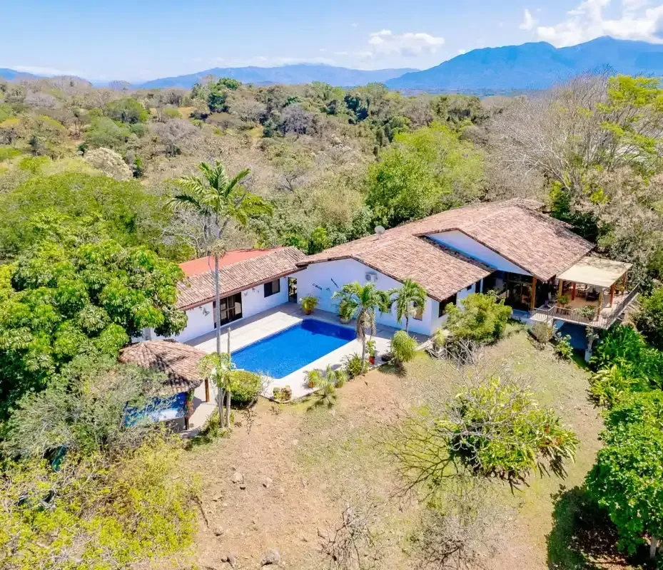 Experience unparalleled luxury and breathtaking natural beauty in this stunning "Quinta" located in the serene hills of La Ceiba, Orotina. Spanning across 8 000 sqm of lush, private ...