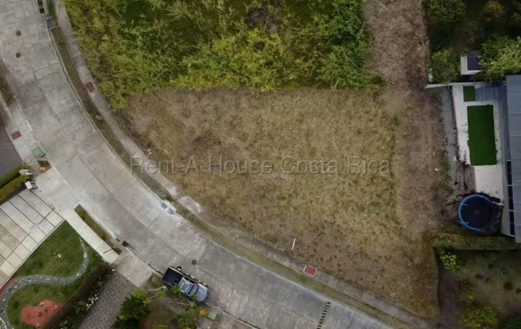 Venta de lote amplio en Residencial Lomas del Zurquí, San Isidro, Heredia