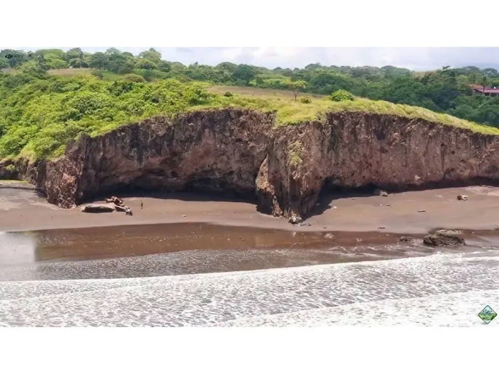 A 10 minutos de la playa a 16 minutos del peñón de Guacalillo.