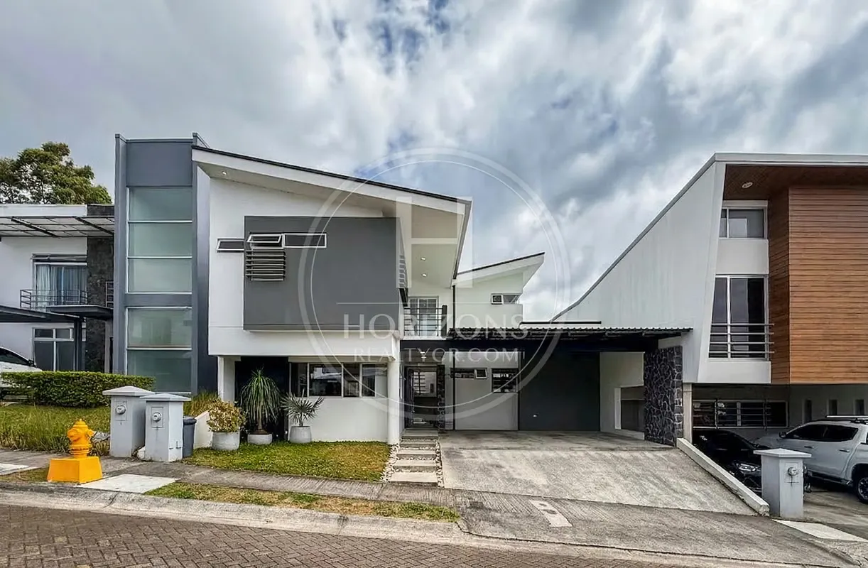 Área de construcción: 205 m² – Área de terreno: 230 m² – Disponibilidad inmediata – Cuota de condominio: 130,000 colones – Año de ...