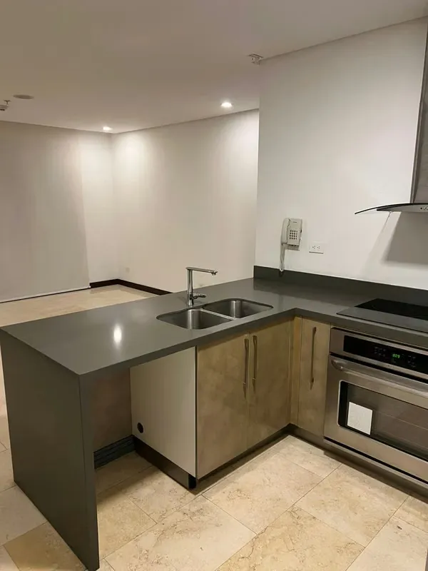 Acogedor en segundo piso en un entorno moderno y céntrico con muchas amenidades como , piscina , cine , un super gym, ranchos , coworking , ...