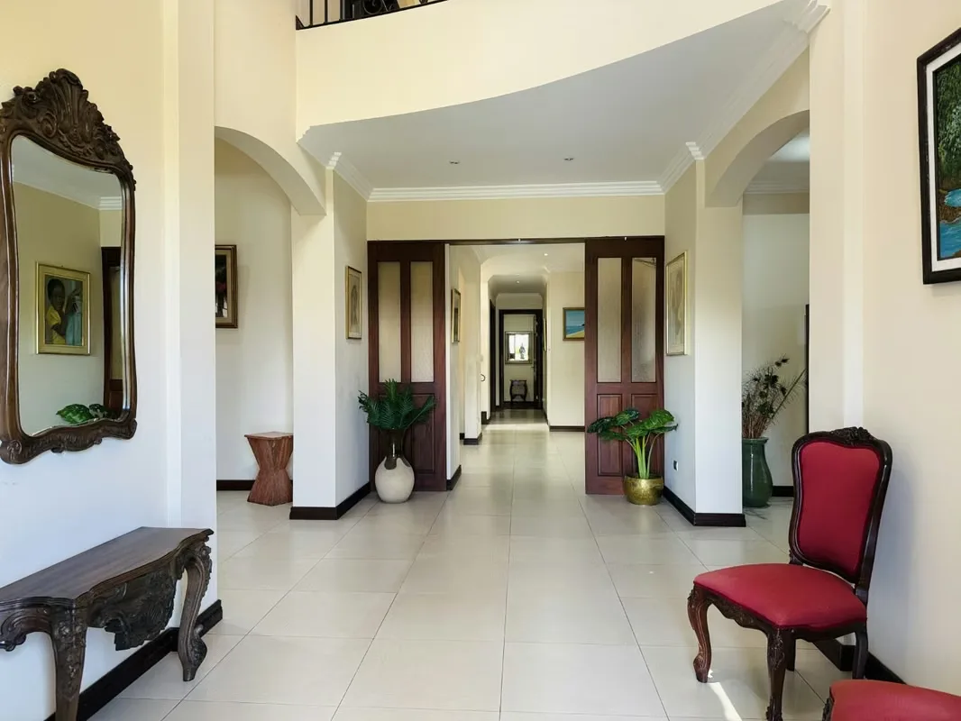 Casa en venta, en el exclusivo condominio Bosques de Altamonte, ubicado en Curridabat, con acceso cercano a supermercados y otros servicios.