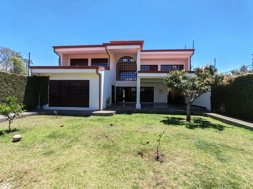 Venta de Casa  grande con Amplias Habitaciones y  Zona Verde