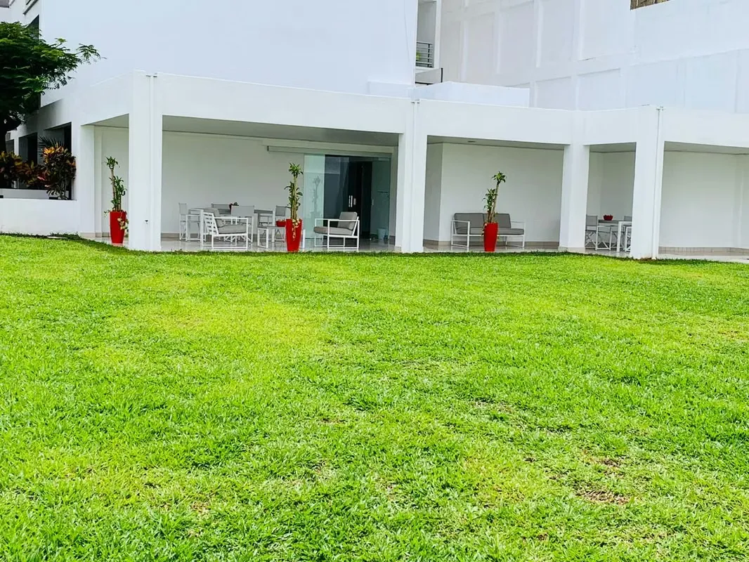 To live in the western sector of San José means to seek a balance between the proximity to the corporate cores and the shelter of a consolidated residential environment. This furnished ... — photo 2