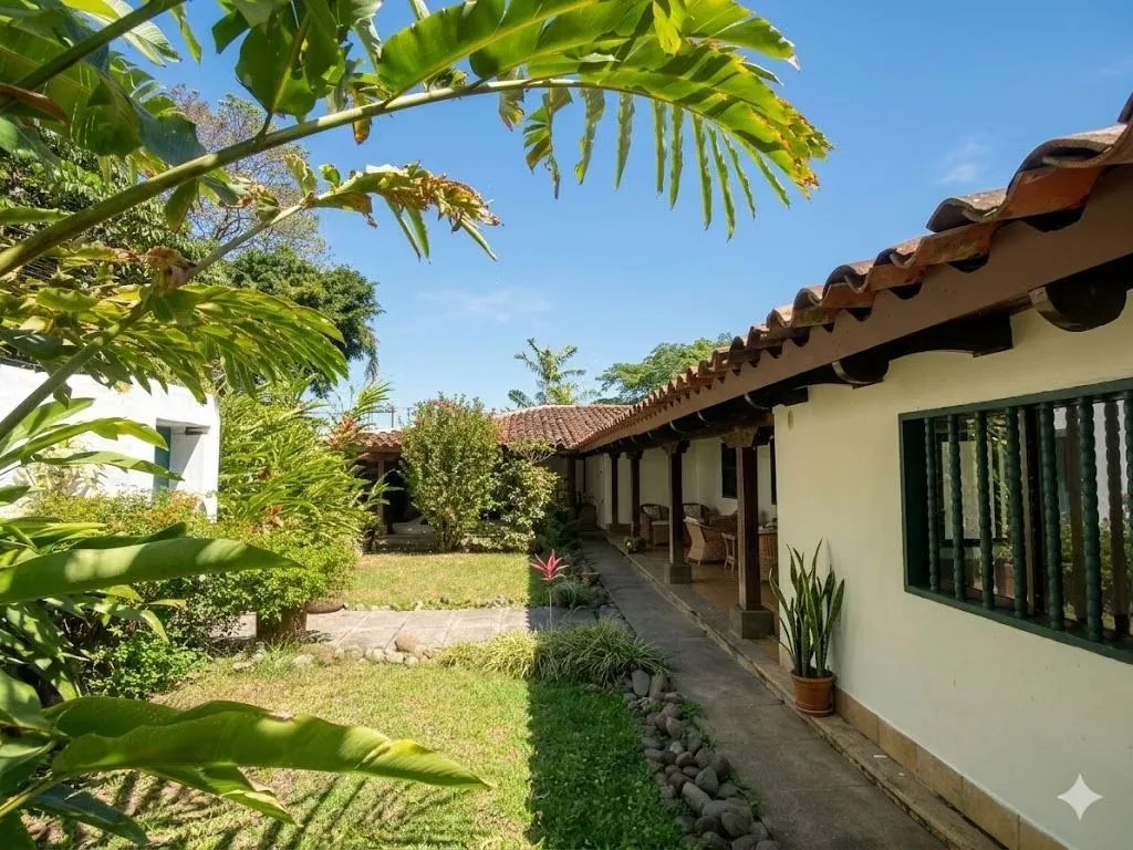 Independent single-story home located in Escazú, featuring a functional layout and spacious interiors. Ideal for families seeking ...