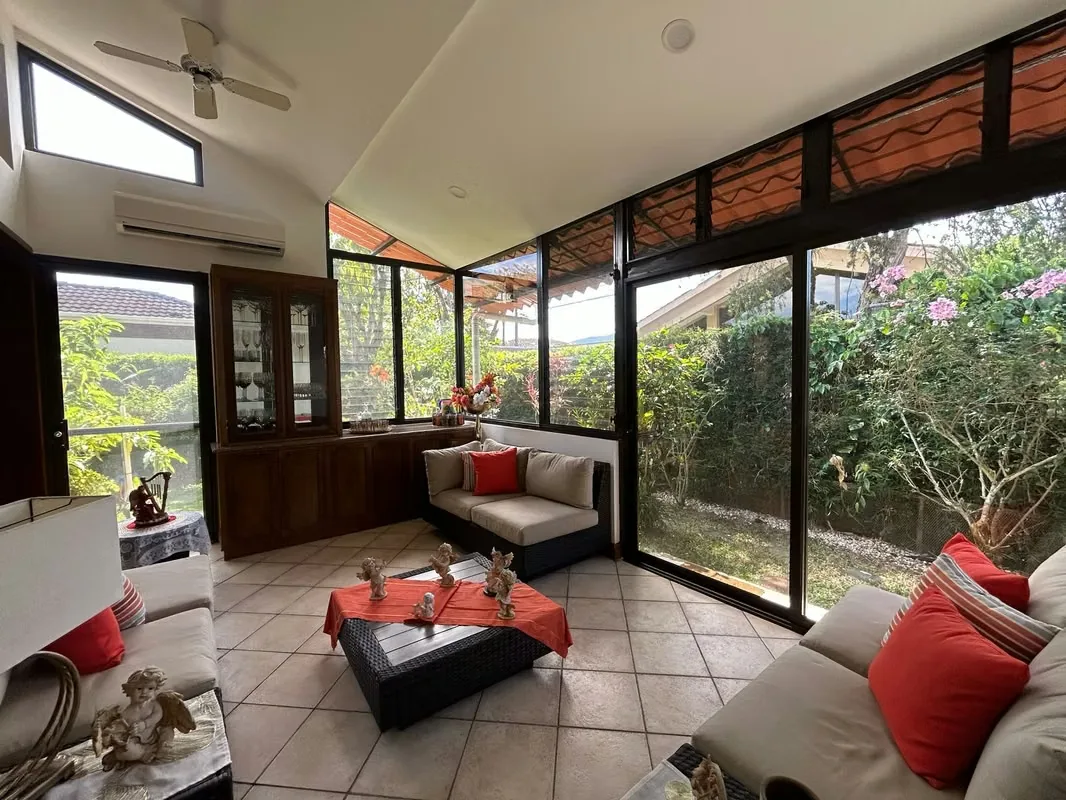 Acogedora casa de una planta , situada en exclusivo Condominio en Lindora, Santa Ana . Ubicación estratégica de alta plusvalía y muy cerca de los principales comercios de la zona. A ...