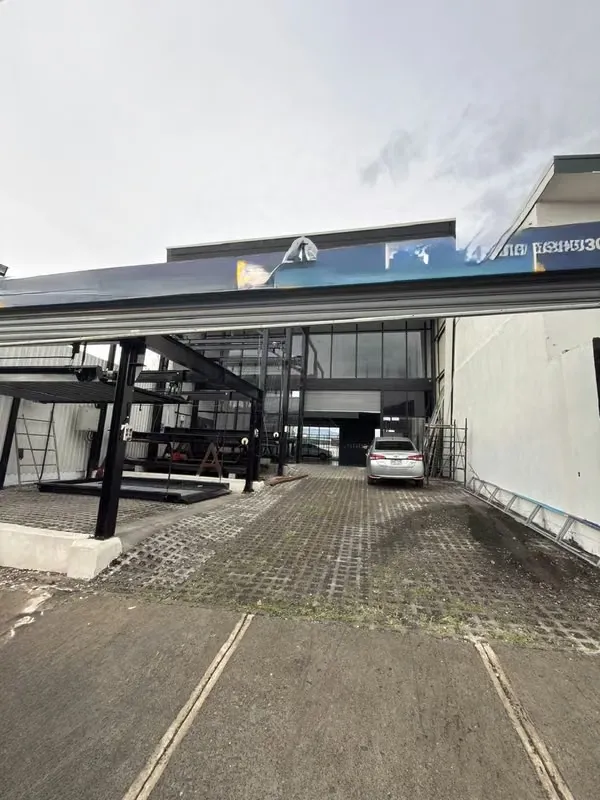 Construction area: 364 m2 (260 m2 on the first floor and 104 m2 on the second floor)