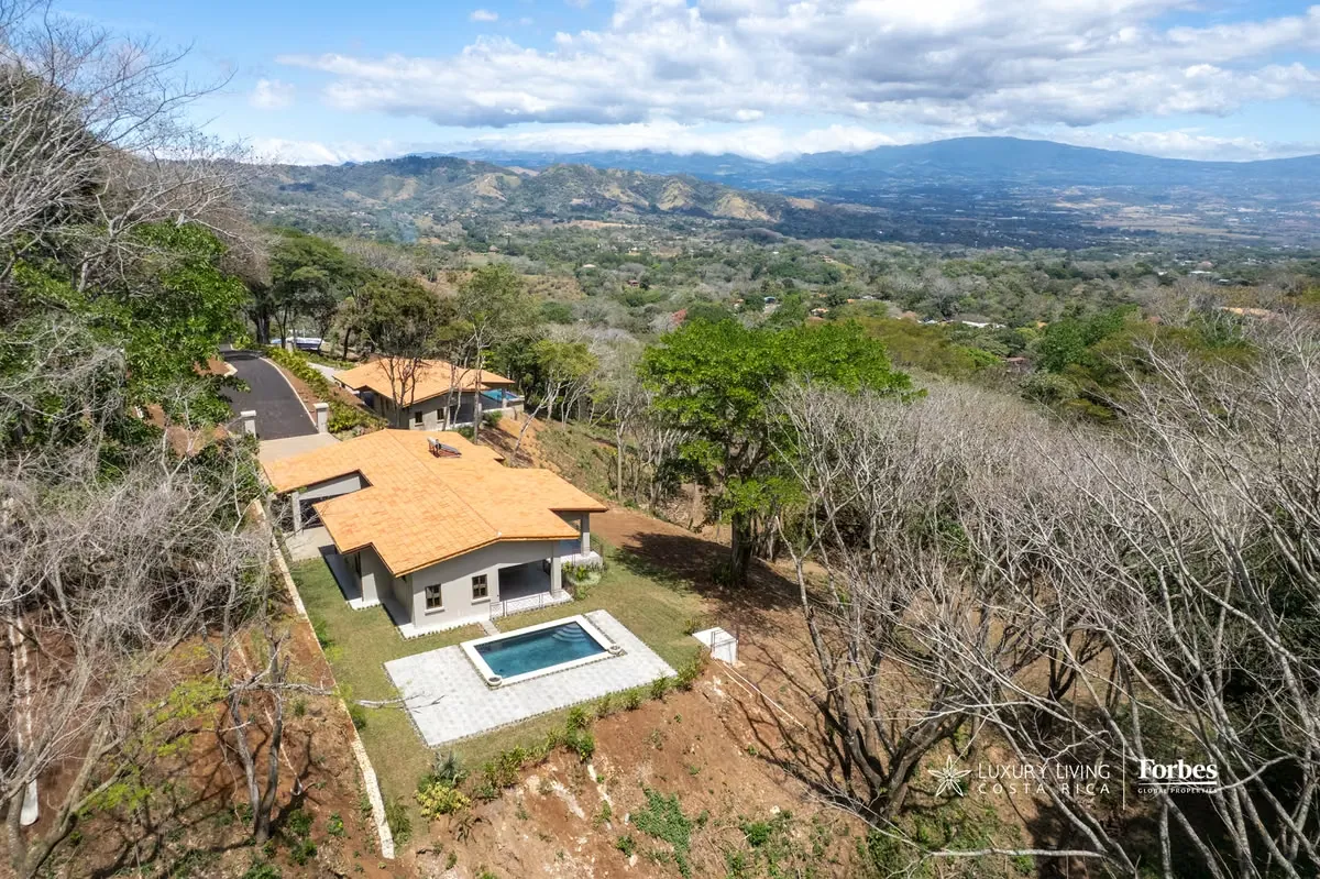 Located in Sabana Larga de Jesús de Atenas, Cicadas Song is a single-level residence that combines contemporary design, spaciousness, and a strong connection with nature ...