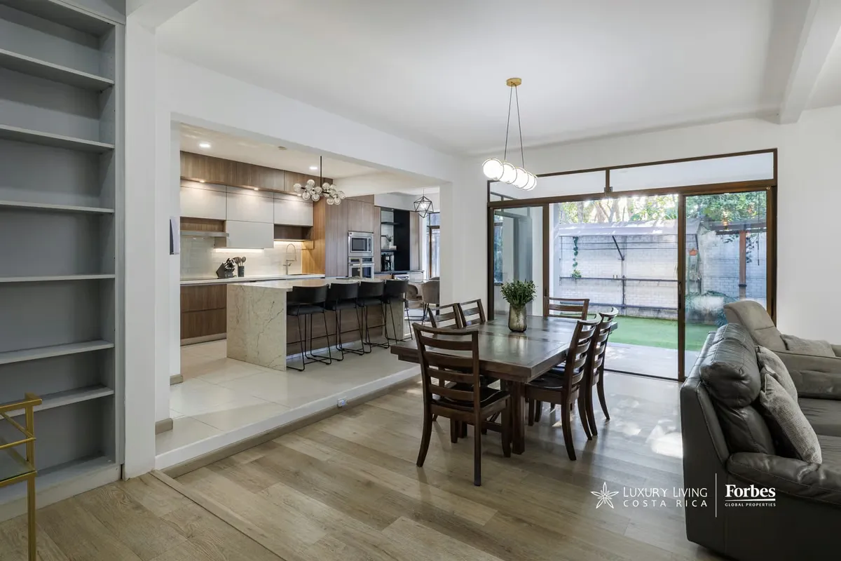 Located in the sought-after area of Pinares, Curridabat, this beautiful fully furnished home represents an excellent opportunity for those seeking comfort, a pleasant ...