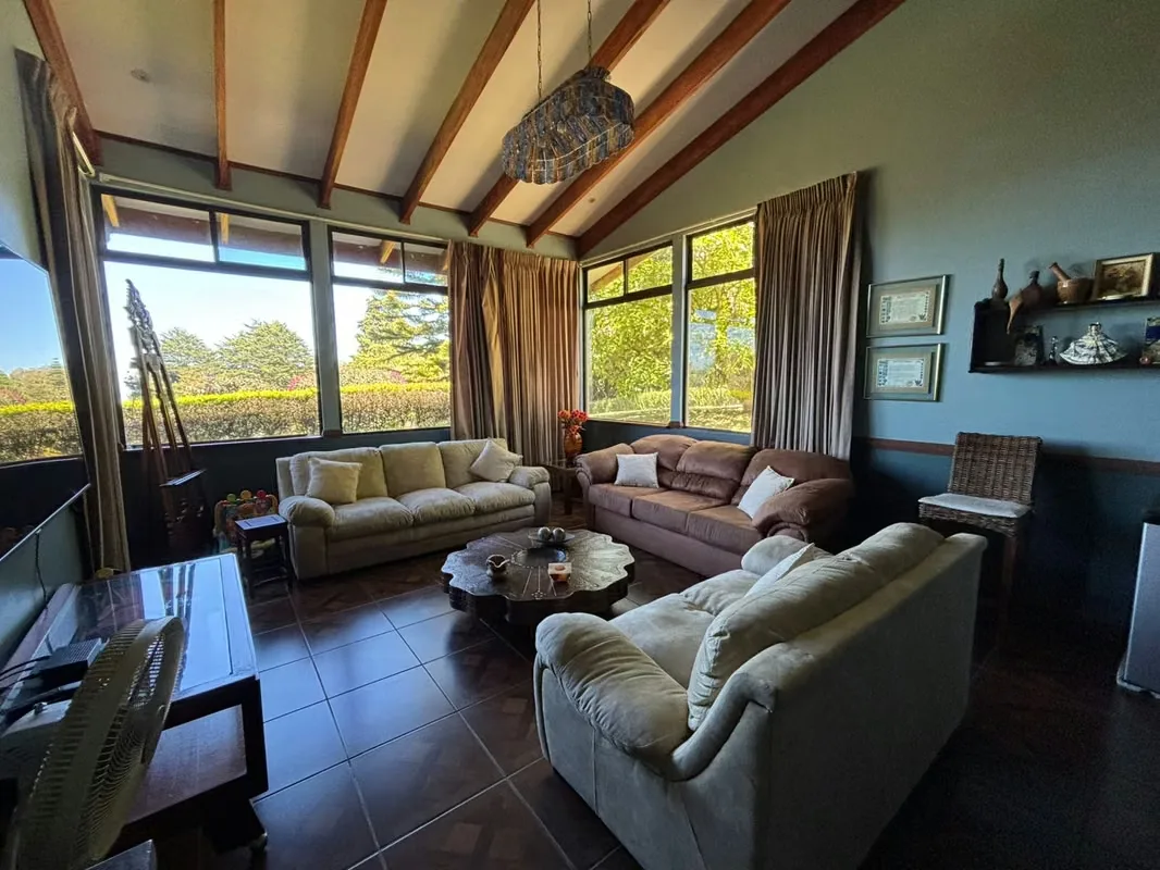 Exclusive luxury estate located in La Angelina, featuring breathtaking panoramic views of Costa Rica’s Central Valley, overlooking San José and Cartago. — photo 2