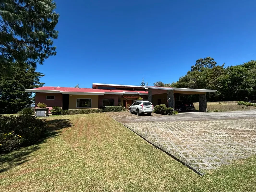 Exclusive luxury estate located in La Angelina, featuring breathtaking panoramic views of Costa Rica’s Central Valley, overlooking San José and Cartago. — photo 3