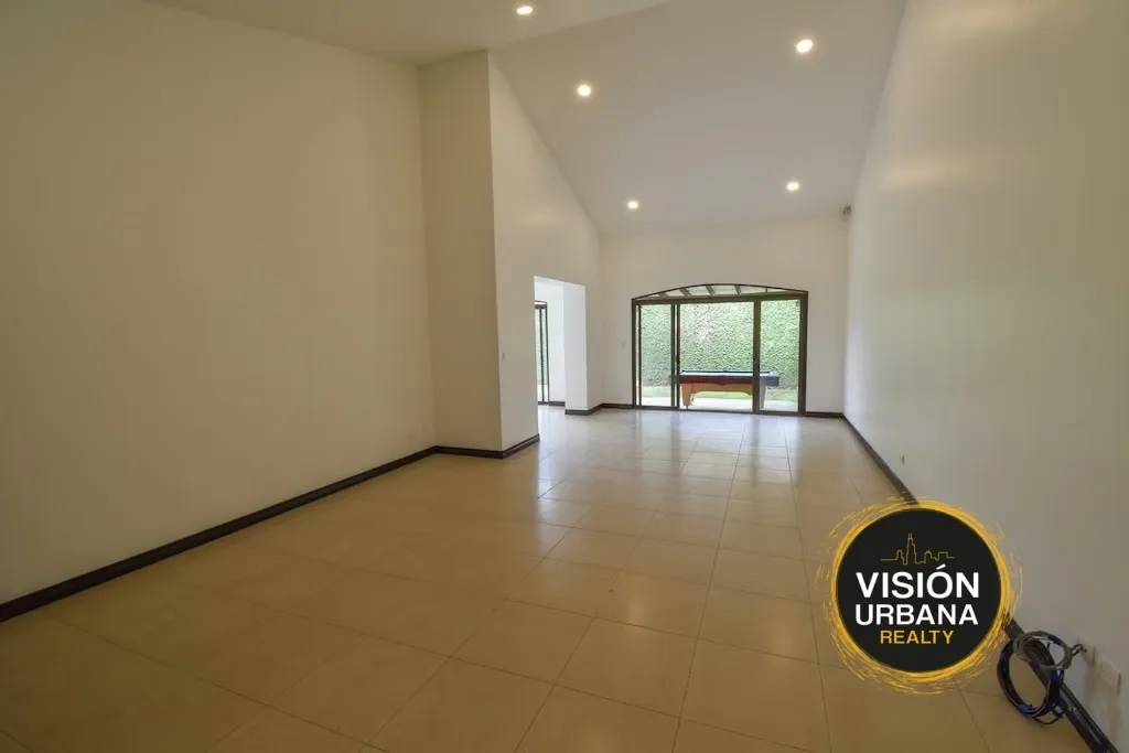 Single-level house located in a small gated community in Lindora, very close to Valle del Sol. It sits on a 647 sq m lot and has 330 sq m of construction distributed as ...