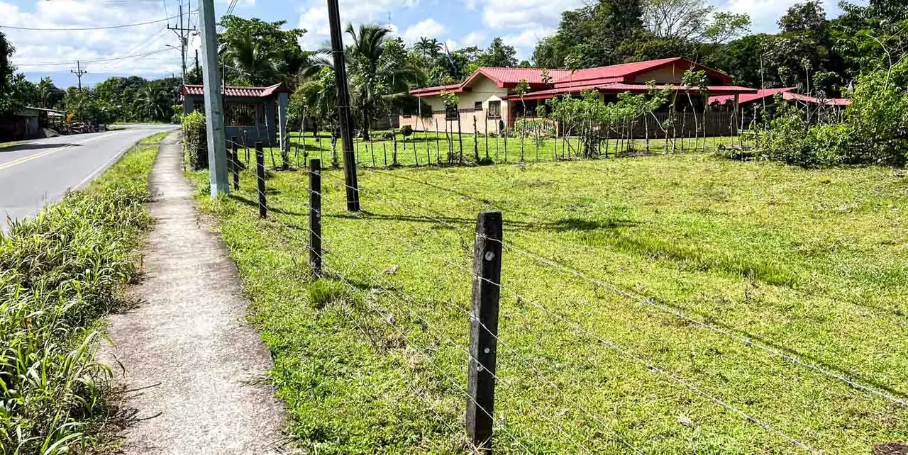 Lot for sale, 430 m2, facing a public street in La Colonia de Pococí