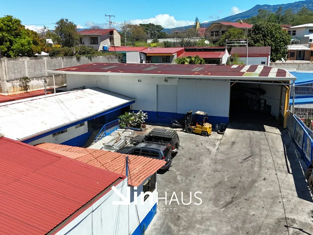 property with winery and offices in San Pablo de Barva de Heredia. The lot measures 1,735 m ², with a construction of approximately 700 m ² that includes a large cellar with mezanine, ...