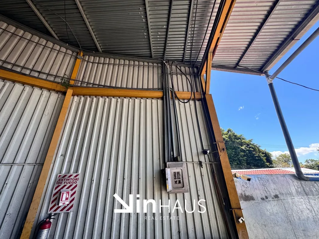 property with winery and offices in San Pablo de Barva de Heredia. The lot measures 1,735 m ², with a construction of approximately 700 m ² that includes a large cellar with mezanine, ... — photo 5