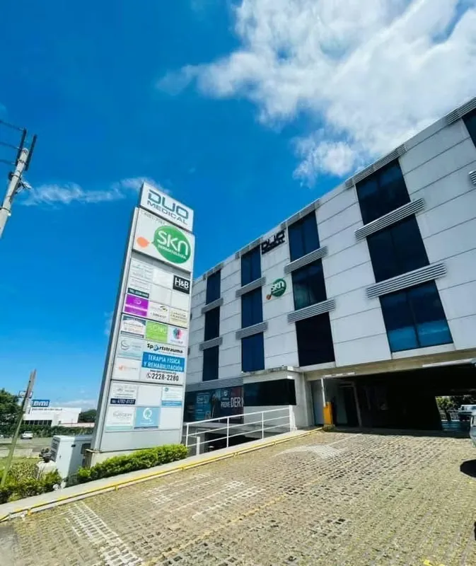 Se vende consultorio en torre médica Duo Medical en Escazú. Excelente ubicación frente a Torre Lexus, Avenida Escazú y diagonal al Hospital Cima.