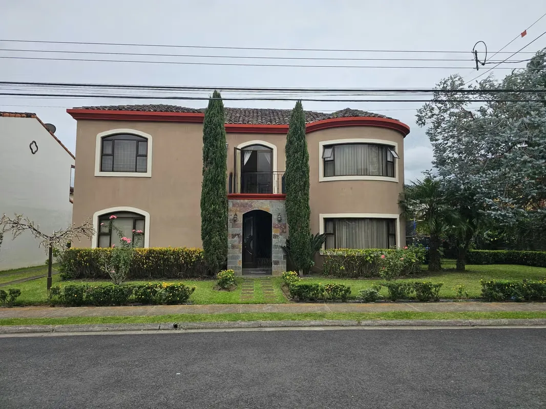 Casa de Lujo en Condominio Albacete, El Guarco, Cartago