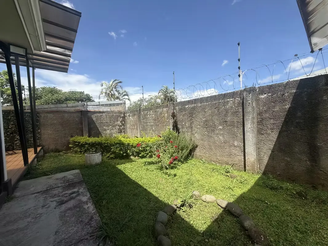 Edificio comercial de un solo nivel situado en el corazón de San Pedro, desarrollado con un diseño contemporáneo y altos estándares constructivos. La propiedad, de 398 metros ... — photo 2