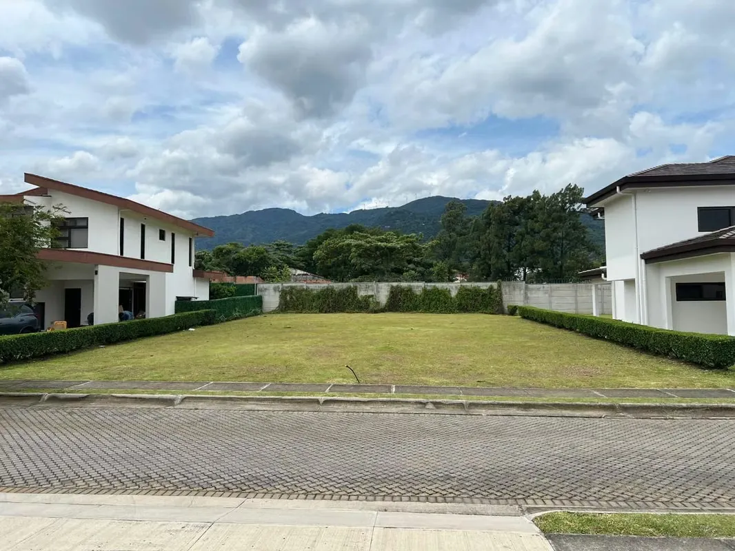 Venta de lote amplio y plano en Río Oro, Santa Ana