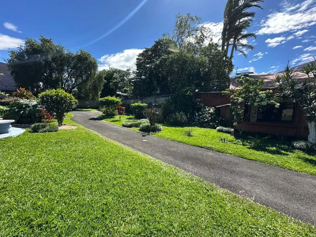 Cuenta con casa principal, 3 cabañas, 2 estudios, piscina y amplias áreas sociales.