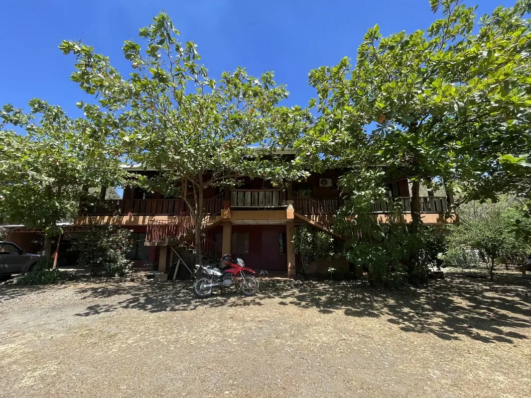 It is sold excellent property in Santa Cruz, Guanacaste, ideal for investment or development. Located just 40 minutes from Playa Tamarindo and Playa Avellanas, in an area with great ...