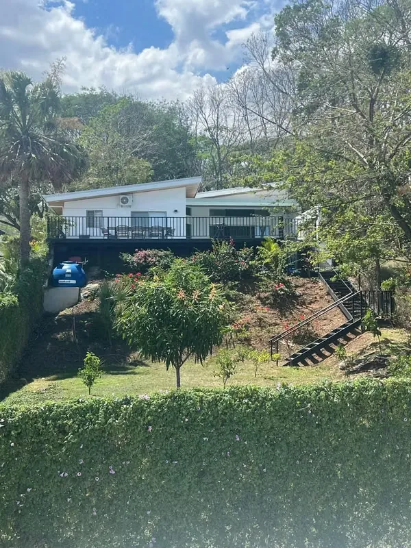 Elegante casa con piscina en Atenas en exclusiva comunidad cerrada