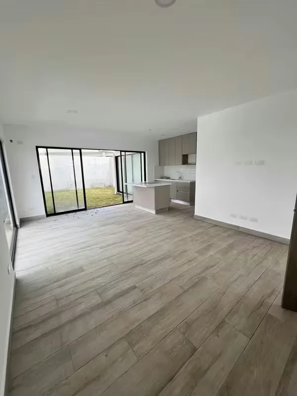 Casa luminosa de 3 habitaciones con patio privado en condominio con excelentes amenidades en Guachipelín de Escazú