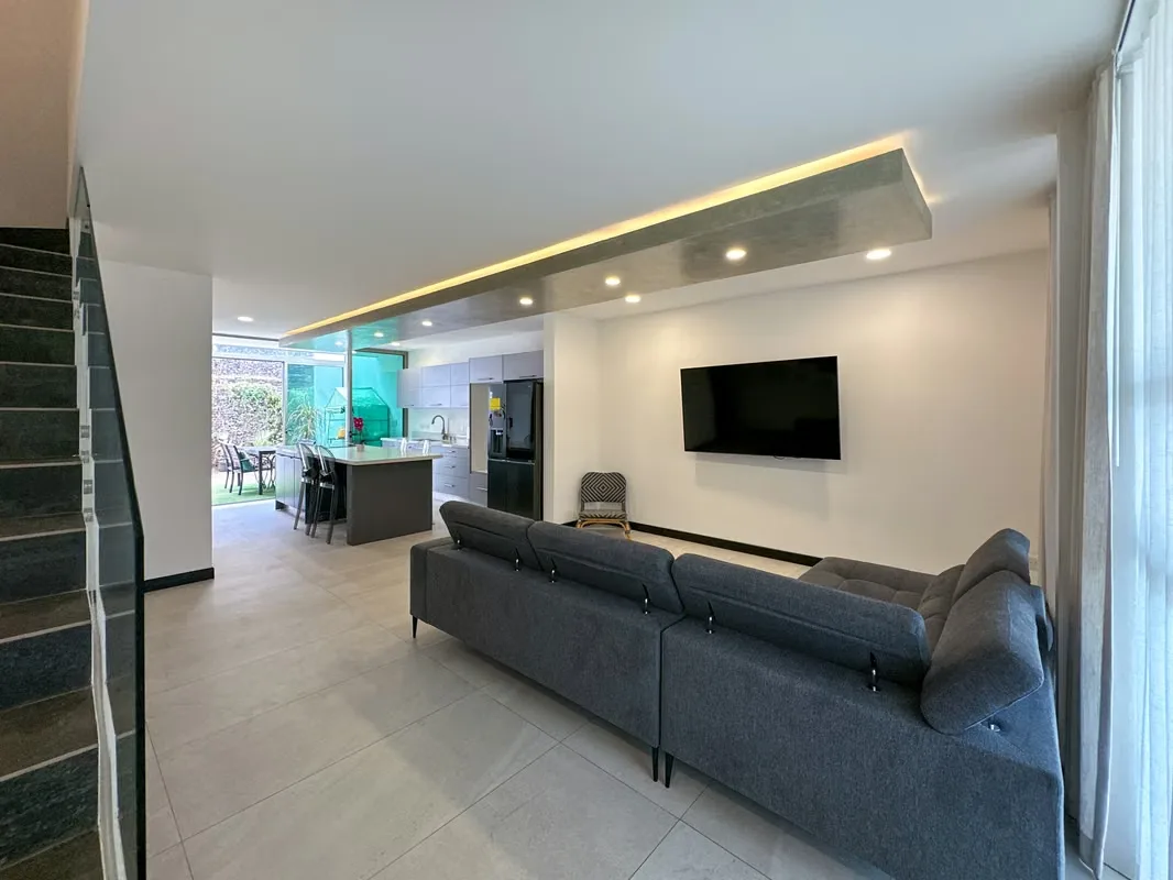 Alquiler de casa con diseños modernos y unas vistas increíbles de la ciudad, ubicada en Escazú.