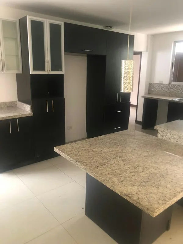 Una excelente oportunidad de inversión en una zona privilegiada de Santa Ana. Esta propiedad se encuentra en un condominio exclusivo de solo 3 casas, ideal para quienes buscan ... — photo 3
