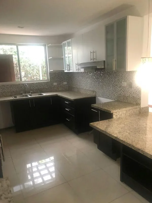 Una excelente oportunidad de inversión en una zona privilegiada de Santa Ana. Esta propiedad se encuentra en un condominio exclusivo de solo 3 casas, ideal para quienes buscan ... — photo 4