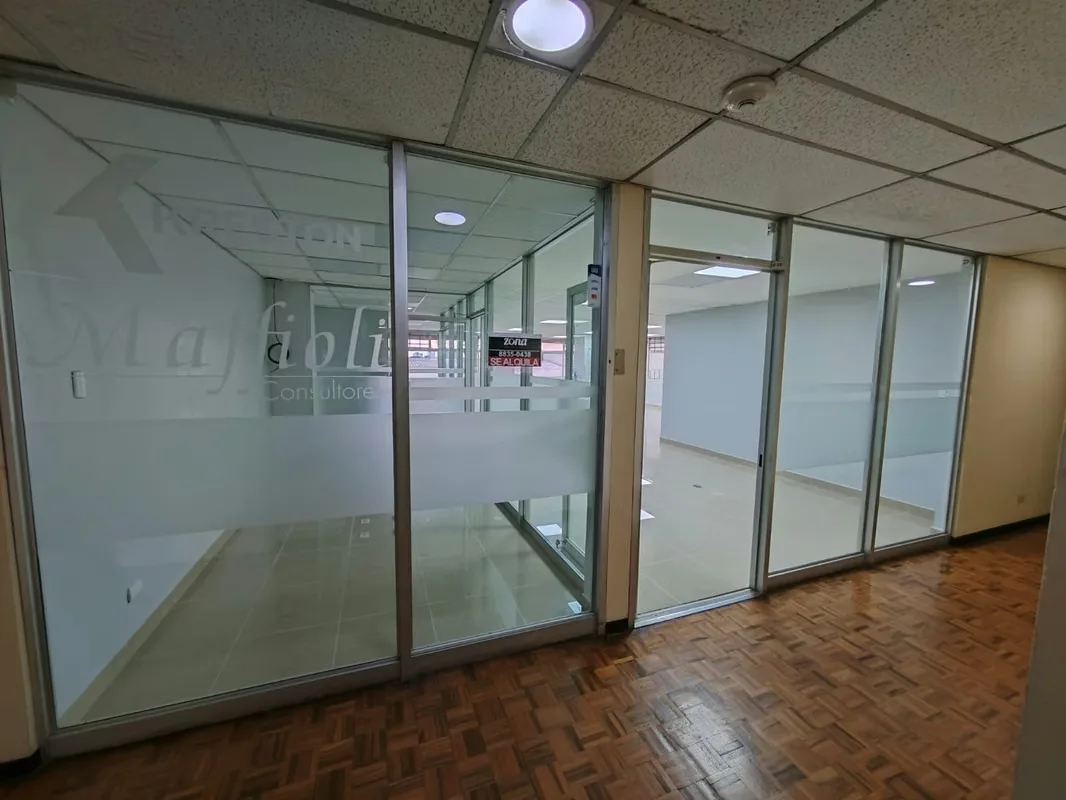 Looking for a strategic location with high pedestrian and vehicular traffic? This office is the answer. Spacious, modern, and ready to move in. — photo 3