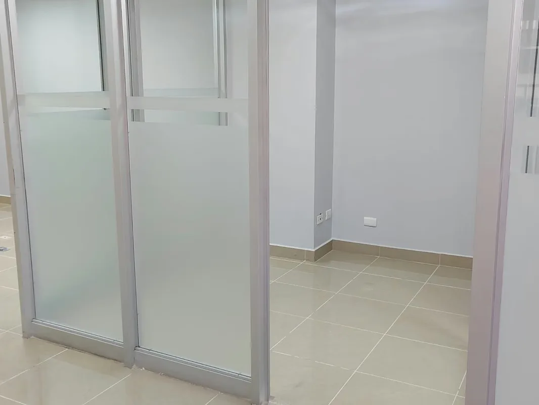 Looking for a strategic location with high pedestrian and vehicular traffic? This office is the answer. Spacious, modern, and ready to move in. — photo 4